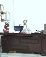 دکتر حسین حکمت خواه